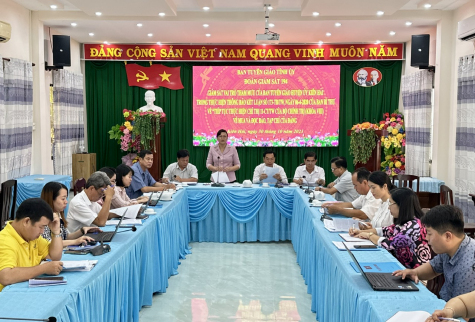 Đồng chí Đinh Thị Hồng Thắm, Tỉnh uỷ viên, Phó Trưởng ban Thường trực Ban Tuyên giáo Tỉnh uỷ, phát biểu chỉ đạo tại buổi giám sát về vai trò tham mưu của Ban Tuyên giáo Huyện uỷ Kiên Hải trong thực hiện việc mua và đọc báo, tạp chí của Đảng.