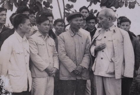 Bác Hồ thăm, trò chuyện với cán bộ và nhân dân Hợp tác xã Phú Diễn, huyện Từ Liêm, Hà Nội, ngày 31/1/1965. Ảnh: TL