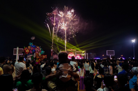 Người dân thưởng thức chương trình văn nghệ và bắn pháo hoa đón giao thừa tại thành phố Rạch Giá
