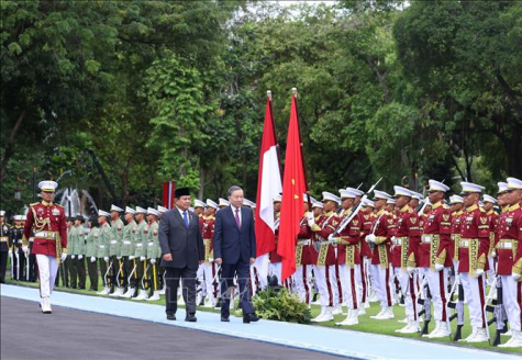 Tổng Bí thư Tô Lâm và Tổng thống Prabowo Subianto duyệt đội danh dự tại Lễ đón Tổng Bí thư Tô Lâm và Phu nhân Ngô Phương Ly cùng Đoàn đại biểu cấp cao Việt Nam thăm cấp nhà nước tới Cộng hòa Indonesia. Ảnh: Báo Chính phủ.