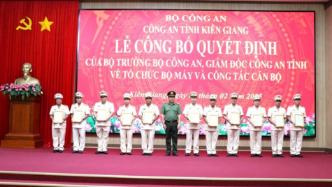 Đại tá Nguyễn Văn Hận - Giám đốc Công an tỉnh trao quyết định cho 11 đồng chí Trưởng các phòng nghiệp vụ thuộc Công an tỉnh. Ảnh: Báo Lao Động.