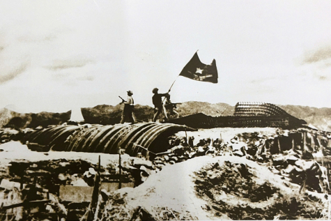 Chiều 7.5.1954, cờ Quyết thắng được phất cao trên nóc hầm De Castries – Chiến dịch Điện Biên phủ toàn thắng. Ảnh: Tư liệu.