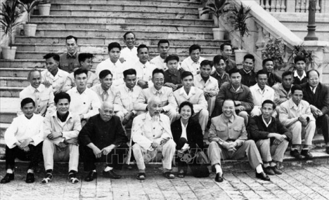 Chủ tịch Hồ Chí Minh, Phó Chủ tịch Tôn Đức Thắng và đồng chí Trường Chinh chụp ảnh lưu niệm với nhóm phóng viên thông tấn, báo chí phục vụ Đại hội lần thứ III của Đảng (năm 1960). Ảnh: Tư liệu TTXVN