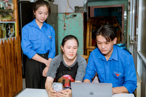 Đoàn viên Trường trung học phổ thông An Biên hỗ trợ người dân khai thác sử dụng internet