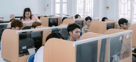 Giảng viên Trường Đại học Kiên Giang hướng dẫn sinh viên phần lập trình căn bản