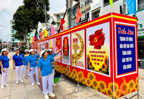 Hội viên Phụ nữ phường Rạch Giá xem triển lãm tranh cổ động, tuyên truyền đại hội đảng bộ các cấp. Ảnh Thế Hạnh