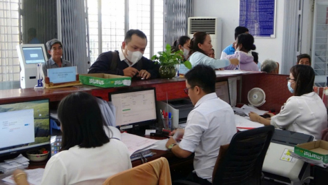 Người dân thực hiện các thủ tục hành chính tại Trung tâm Phục vụ hành chính công xã Tri Tôn, tỉnh An Giang.