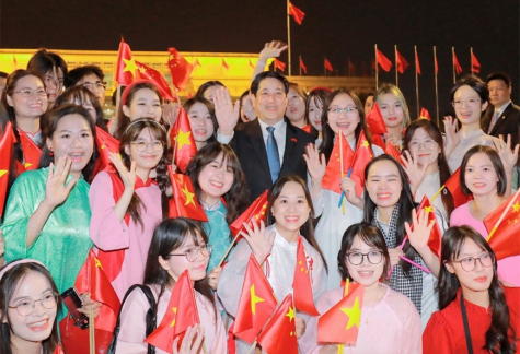 Cán bộ, nhân viên Đại sứ quán Việt Nam và đại diện cộng đồng người Việt Nam tại Trung Quốc đón Chủ tịch nước Lương Cường nhân dịp Chủ tịch nước tham dự lễ kỷ niệm 80 năm chiến thắng phát xít và làm việc tại Trung Quốc. Ảnh: TL