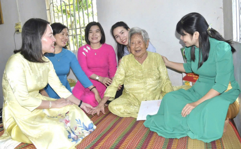 Đại diện Đảng uỷ Các cơ quan Đảng tỉnh An Giang và Đảng uỷ xã Châu Thành thăm Mẹ Việt Nam Anh hùng Trịnh Thị Hoa.