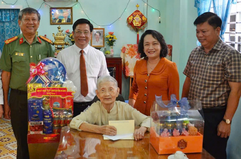 Đồng chí Hồ Văn Mừng, Ủy viên dự khuyết Trung ương Đảng, Phó Bí thư Tỉnh ủy, Chủ tịch Ủy ban nhân dân tỉnh An Giang (thứ hai từ trái sang), thăm Mẹ Việt Nam Anh hùng Lương Thị Chính. Ảnh: Trọng Tín