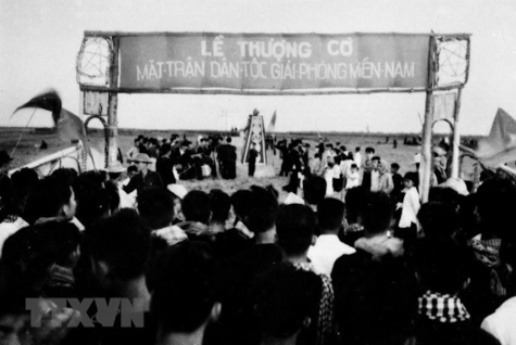 Nhân mít tinh và làm Lễ thượng cờ chào mừng Mặt trận Dân tộc Giải phóng miền Nam Việt Nam ra đời. Ảnh: TTXVN