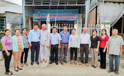 Tổ cất nhà từ thiện xã Châu Phú cùng Ủy ban Mặt trận Tổ quốc Việt Nam xã bàn giao nhà Đại đoàn kết cho người dân.
