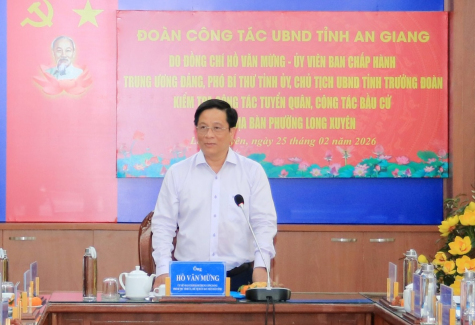 Đồng chí Hồ Văn Mừng, Ủy viên Trung ương Đảng, Phó Bí thư Tỉnh ủy, Chủ tịch Ủy ban nhân dân tỉnh An Giang, kiểm tra công tác chuẩn bị bầu cử trên địa bàn phường Long Xuyên. Ảnh: AGO