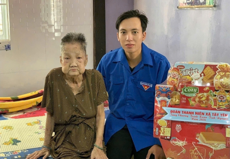 Đoàn Thanh niên xã Tây Yên thăm và tặng quà mẹ Nguyễn Thị Nhân.