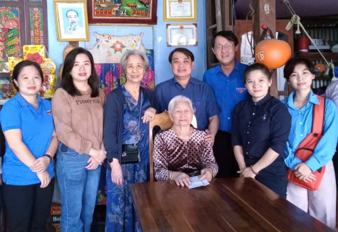 Đoàn cán bộ Trung tâm Dịch vụ đối ngoại và hội nghị quốc tế, Sở Ngoại vụ thành phố Hồ Chí Minh, thăm mẹ Nguyễn Thị Hến.