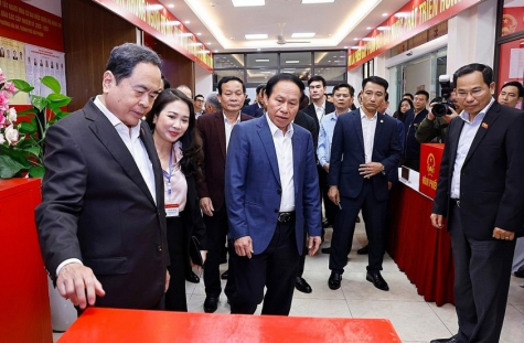 Chủ tịch Quốc hội Trần Thanh Mẫn kiểm tra, giám sát công tác chuẩn bị bầu cử đại biểu Quốc hội khoá XVI và đại biểu HĐND các cấp nhiệm kỳ 2026-2031, tại khu vực bỏ phiếu số 8, phường Hải An, thành phố Hải Phòng. Ảnh: TL