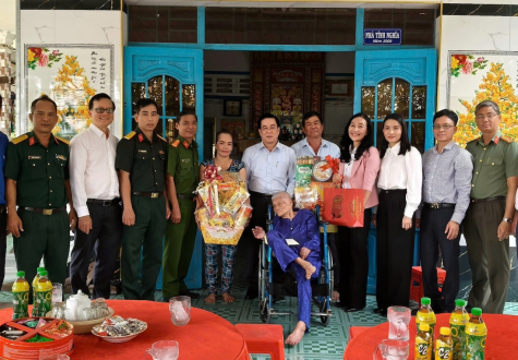 Đồng chí Phạm Hoàng Nam, Ủy viên Ban Thường vụ, Trưởng ban Tổ chức Tỉnh ủy An Giang và đoàn công tác thăm mẹ Trần Thị Ba.