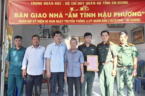 Trung đoàn 892 bàn giao “Mái ấm hậu phương” cho gia đình cán bộ, chiến sĩ. Ảnh: Bích Thùy