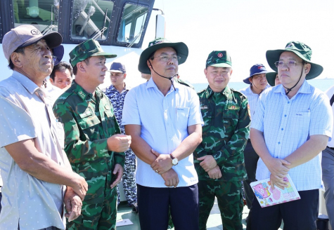 Đồng chí Nguyễn Tiến Hải, Ủy viên Trung ương Đảng, Bí thư Tỉnh ủy, Trưởng Đoàn đại biểu Quốc hội tỉnh An Giang, sát thực địa khu bảo vệ nguồn lợi thủy sản tại 2 xã Kiên Lương và Sơn Hải. Ảnh: AGO
