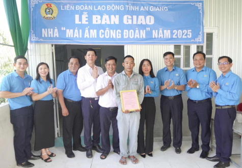 Liên đoàn Lao động tỉnh An Giang bàn giao nhà “Mái ấm Công đoàn” cho đoàn viên có hoàn cảnh khó khăn.
