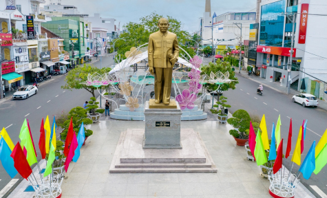 Tượng đài Chủ tịch Tôn Đức Thắng tại phường Long Xuyên, tỉnh An Giang. Ảnh. Tây Hồ