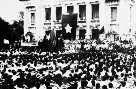 Ngày 19/8/1945, tại Quảng trường Nhà hát Lớn Hà Nội, hàng vạn Nhân dân dự mít-tinh hưởng ứng cuộc Tổng khởi nghĩa giành chính quyền. Ảnh: TL