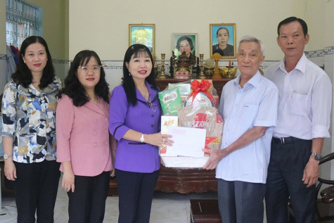 Đồng chí Trần Thị Thanh Hương, Phó Bí thư Tỉnh ủy, Chủ tịch Ủy ban Mặt trận Tổ quốc Việt Nam tỉnh An Giang, thăm và tặng quà người có công trên địa bàn phường Long Xuyên. Ảnh: AGO