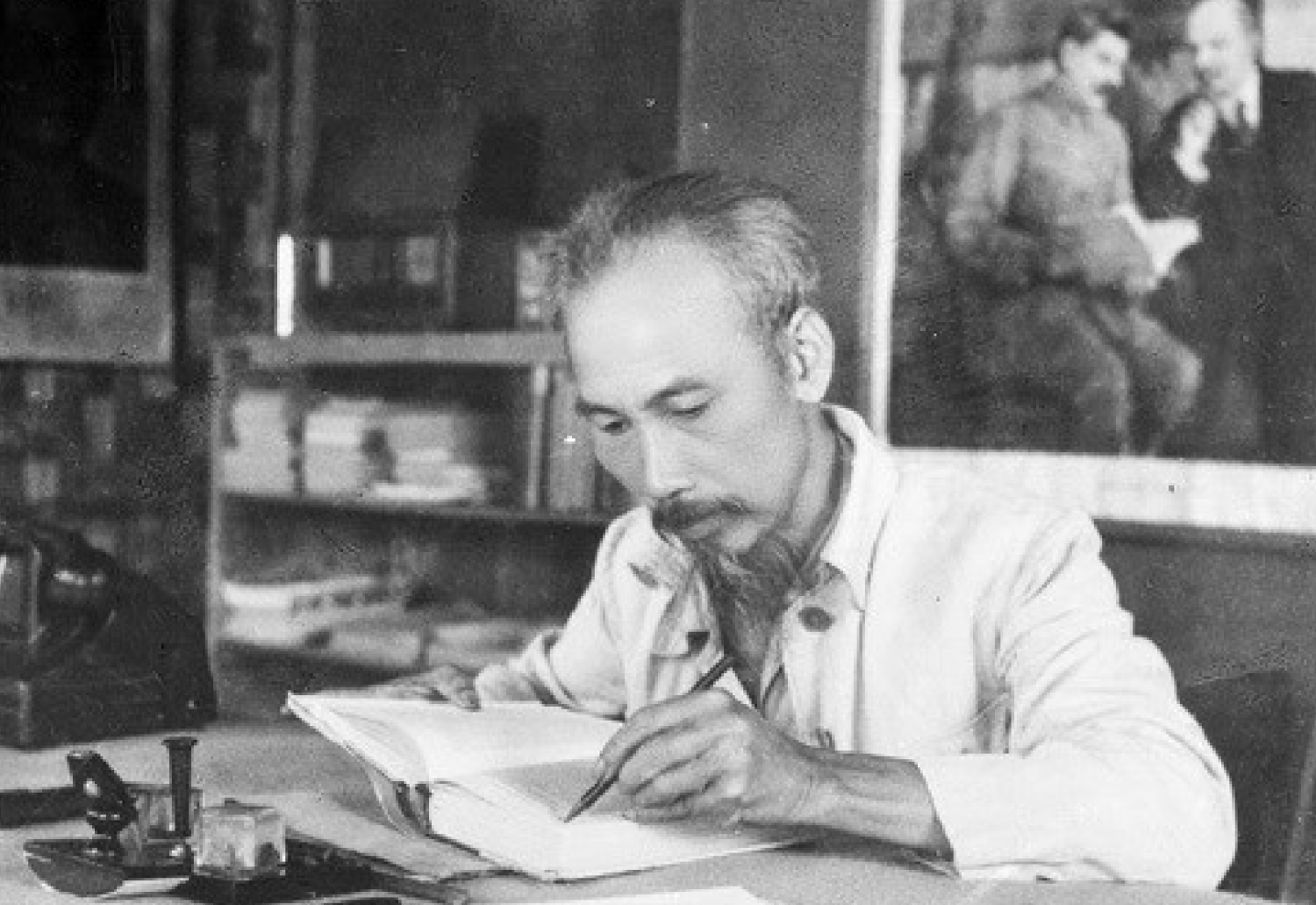 Bác Hồ trong phòng làm việc tại Chiến khu Việt Bắc, năm 1951. Ảnh: TL