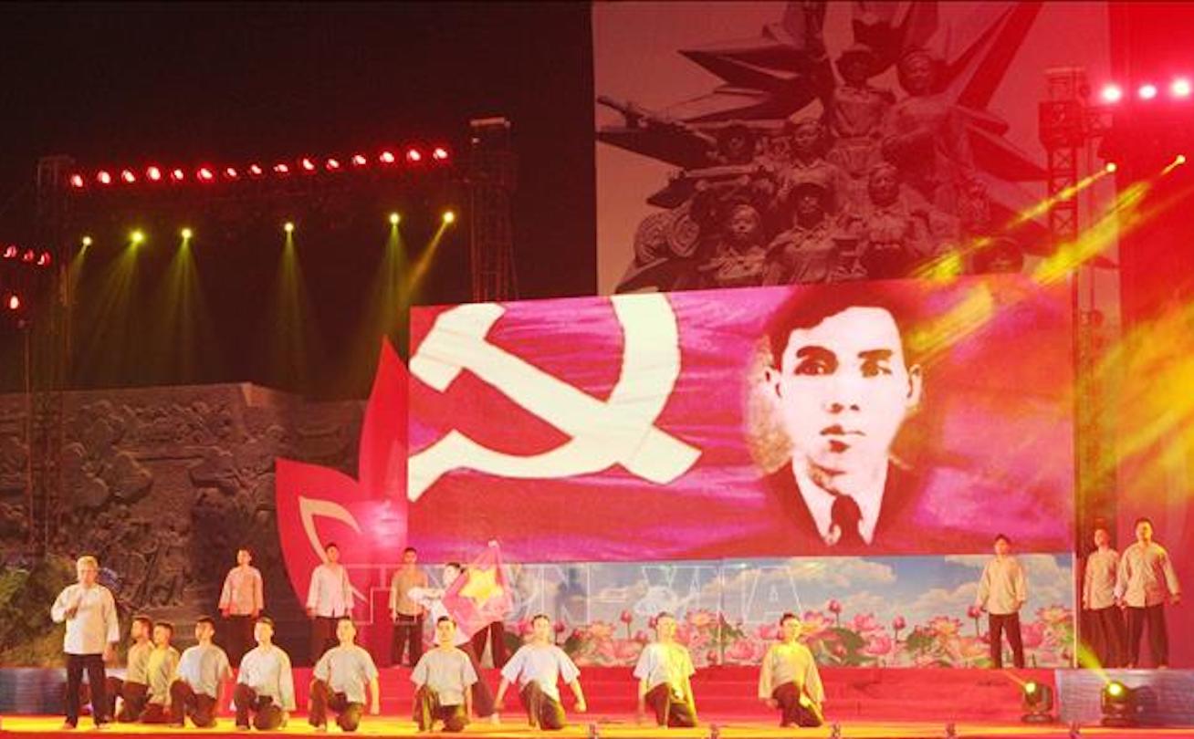 Chương trình nghệ thuật “Hà Nam đất mẹ anh hùng” tại Lễ kỷ niệm 115 năm Ngày sinh đồng chí Lương Khánh Thiện (13/10/1903 - 13/10/2018). Ảnh: TTXVN