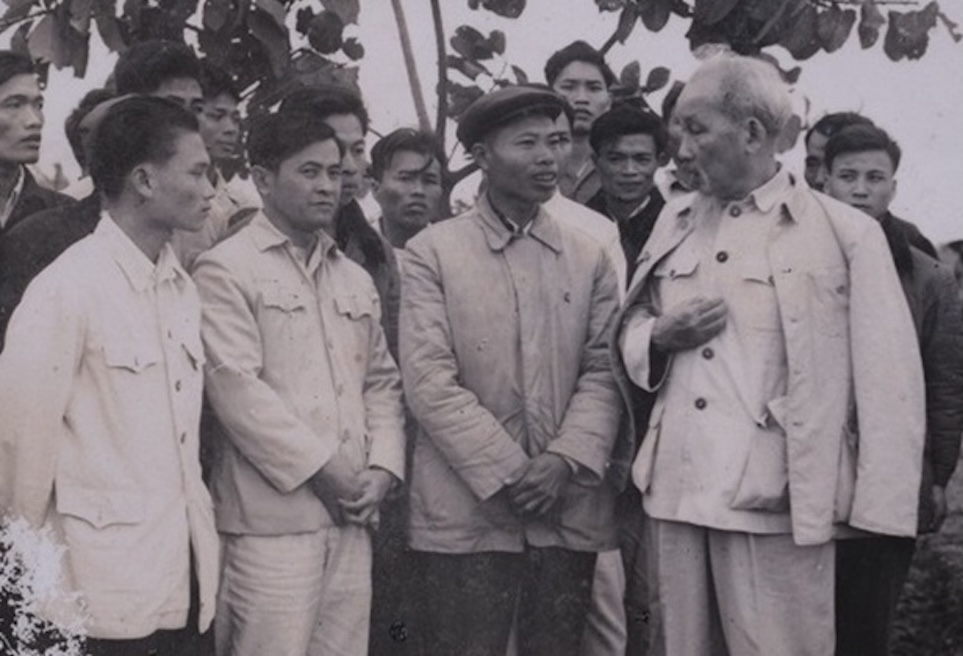 Bác Hồ thăm, trò chuyện với cán bộ và nhân dân Hợp tác xã Phú Diễn, huyện Từ Liêm, Hà Nội, ngày 31/1/1965. Ảnh: TL