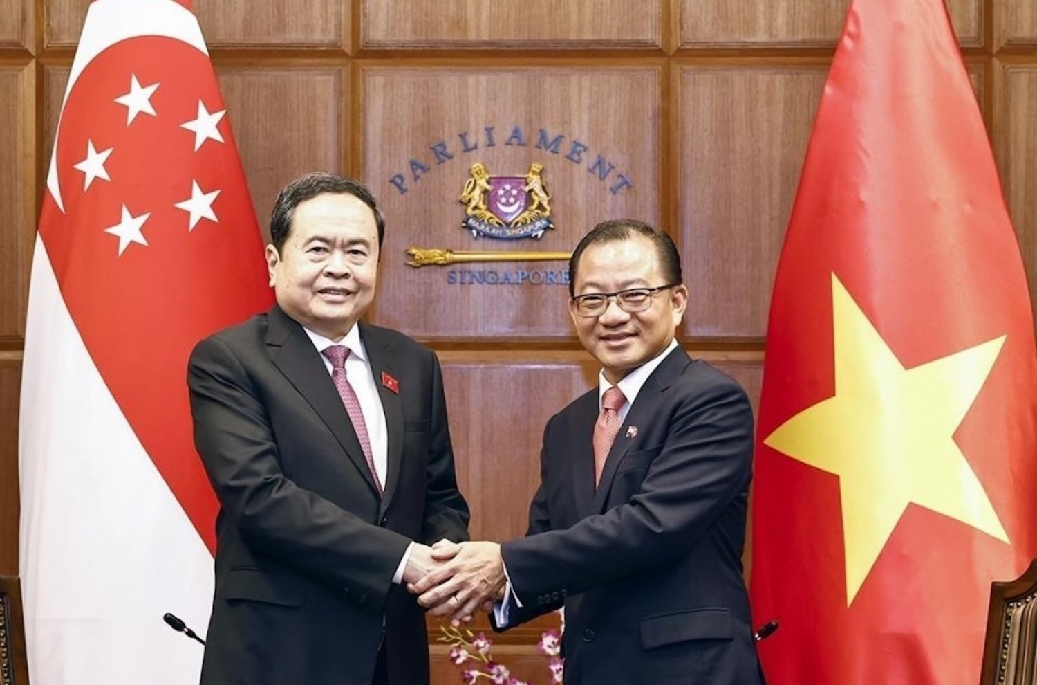 Chủ tịch Quốc hội Trần Thanh Mẫn và Chủ tịch Quốc hội Singapore Seah Kian Peng. Ảnh: TTXVN