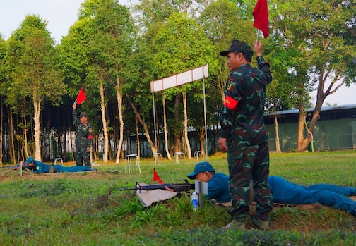 Chiến sĩ dân quân tự vệ thành phố Rạch Giá tham gia huấn luyện. Ảnh Thu Oanh