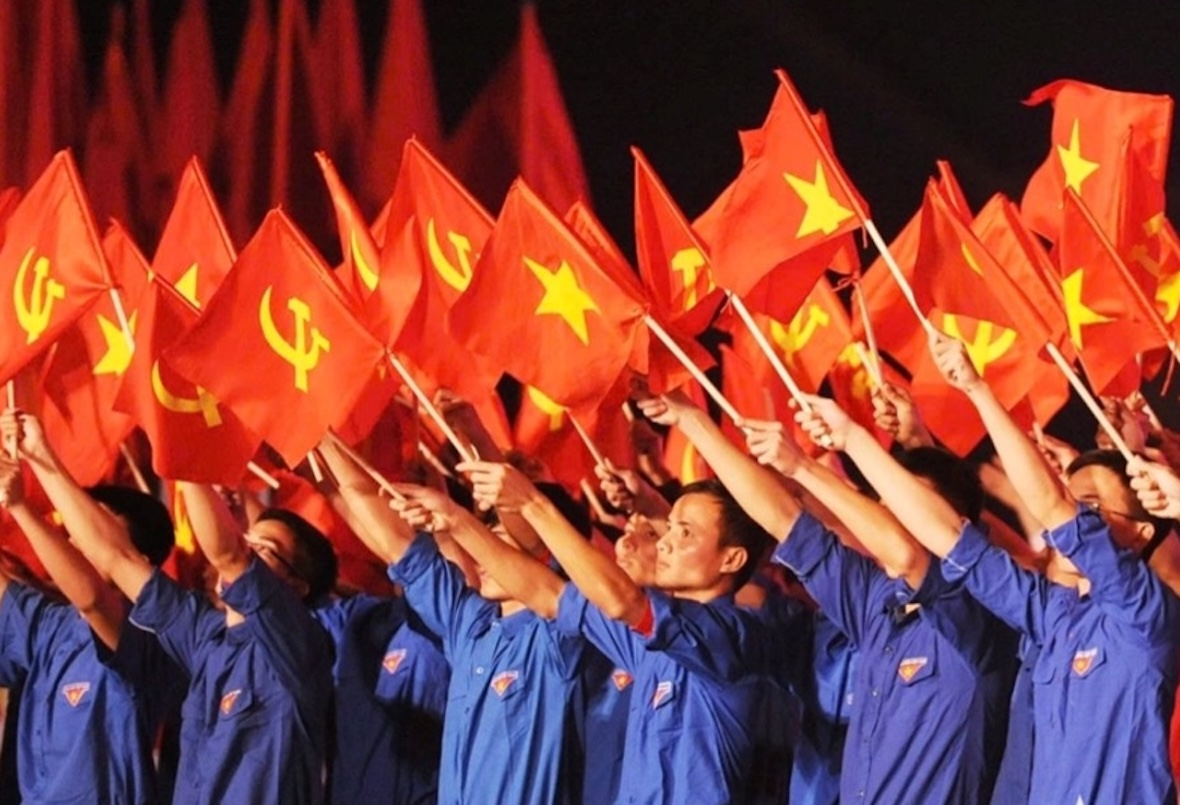 Tuổi trẻ Việt Nam vững tin theo ngọn cờ của Đảng.