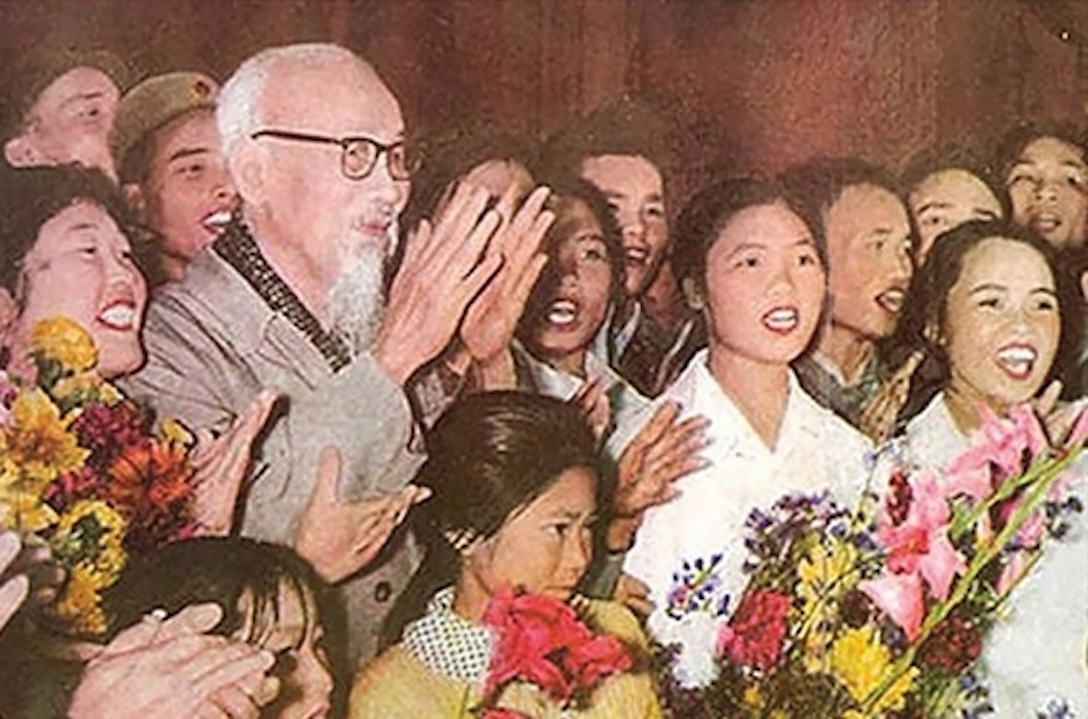 Bác Hồ với các nghệ sĩ dịp Tết Nguyên đán Kỷ Dậu 1969. Ảnh: TL