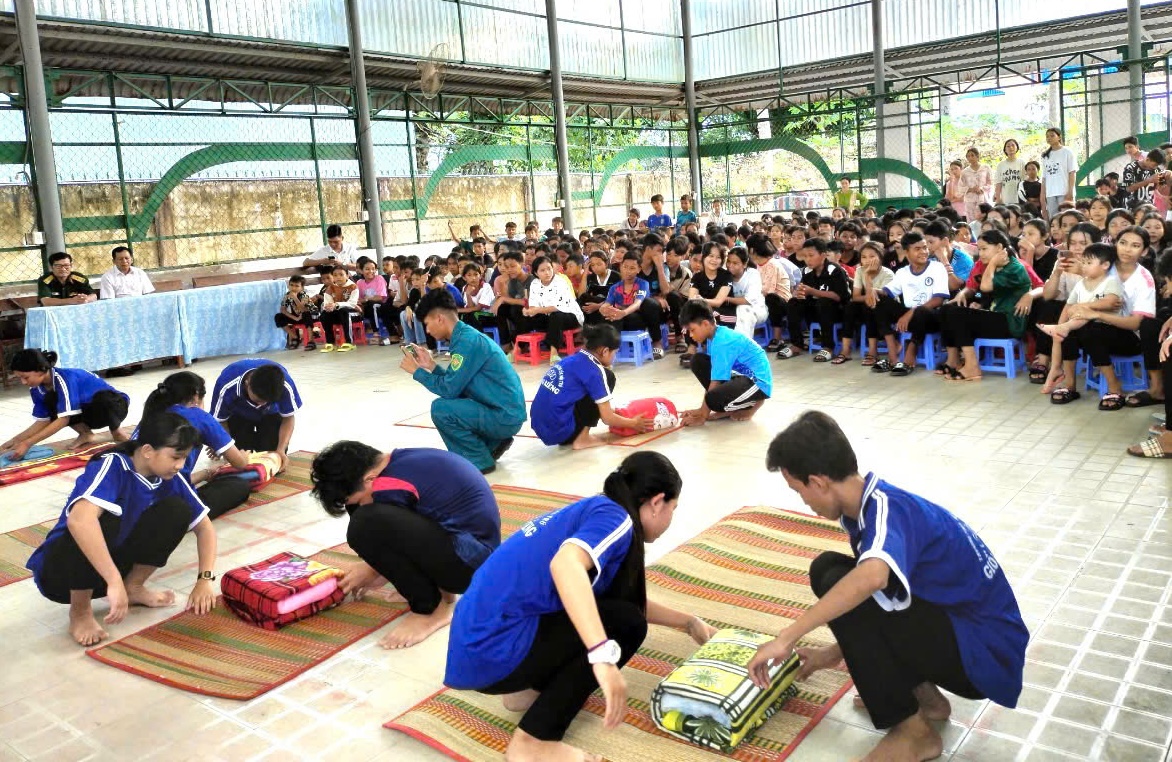 Học sinh Trường phổ thông dân tộc nội trú Giồng Riềng tham gia trải nghiệm "Rèn luyện kỹ năng, nề nếp, tác phong quân đội cho học sinh ở nội trú".