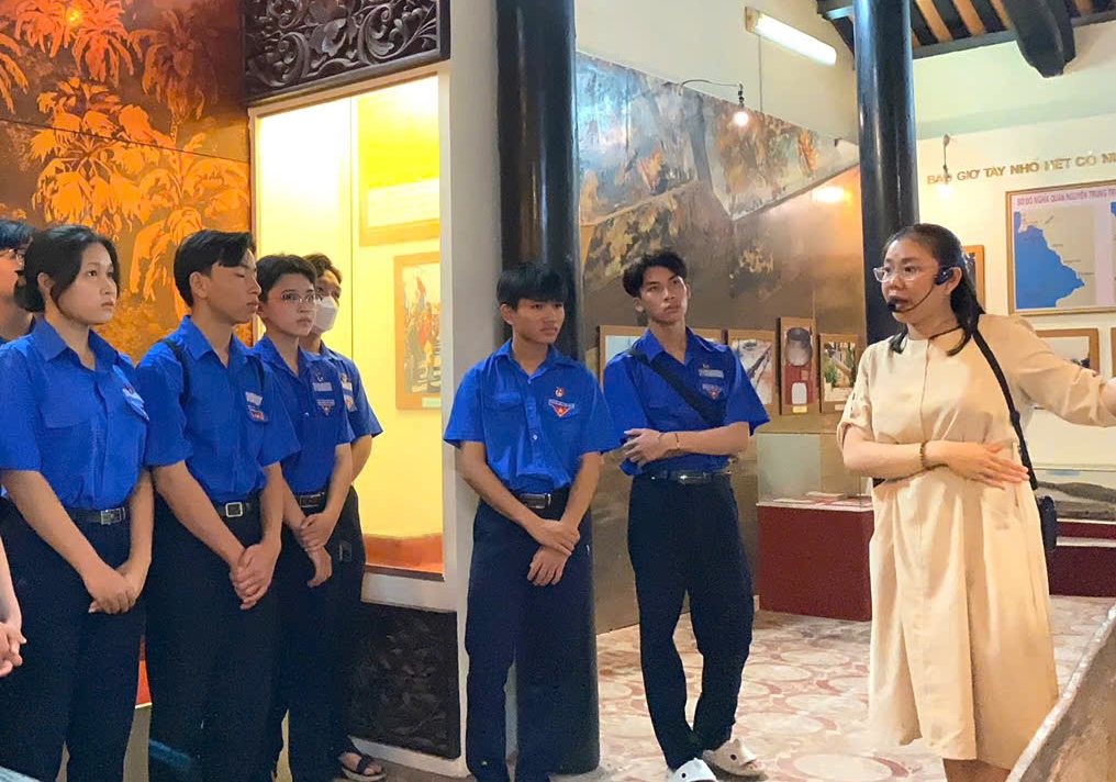 Đoàn viên, thanh niên Trường trung học cơ sở và trung học phổ thông Võ Văn Kiệt tìm hiểu lịch sử tỉnh Kiên Giang tại Bảo tàng tỉnh.