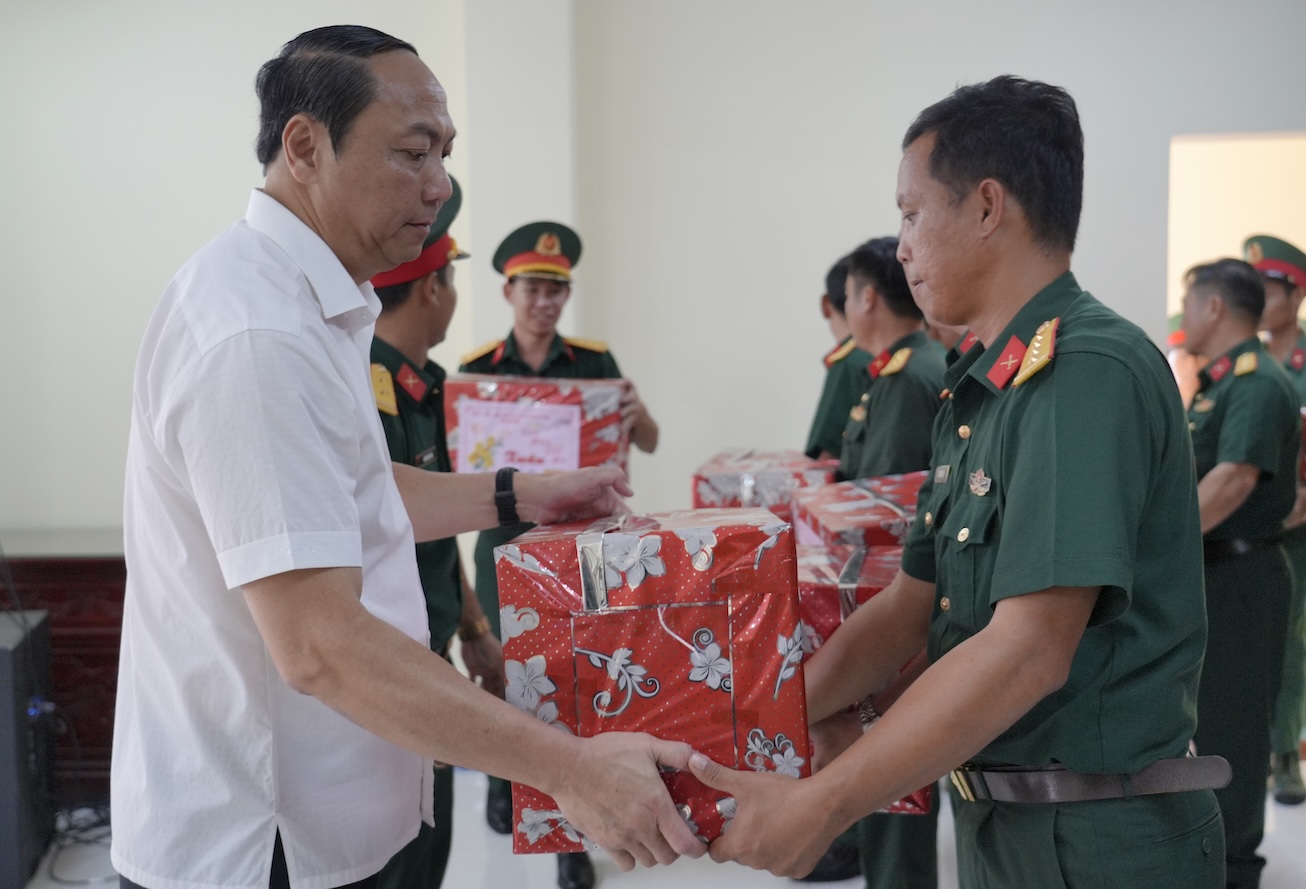 Đồng chí Lâm Minh Thành, Phó Bí thư Thường trực Tỉnh ủy, Chủ tịch Hội đồng nhân dân tỉnh, tặng quà các đơn vị lực lượng vũ trang đóng quân trên địa bàn xã Thổ Châu, thành phố Phú Quốc, nhân dịp Tết Nguyên đán Ất Tỵ 2025. Ảnh: Tây Hồ