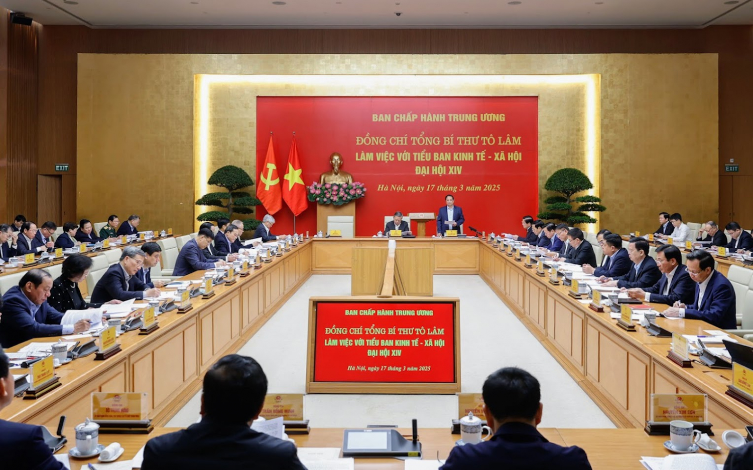 Tổng Bí thư Tô Lâm làm việc với Tiểu ban Kinh tế - xã hội Đại hội toàn quốc lần thứ XIV của Đảng, sáng ngày 17/3. Ảnh: chinhphu.vn.