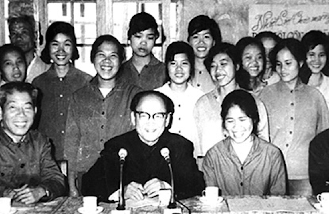 Đồng chí Hoàng Quốc Việt (ngồi giữa, hàng thứ nhất) với công nhân ngành Xây dựng Hà Nội. Ảnh: TL