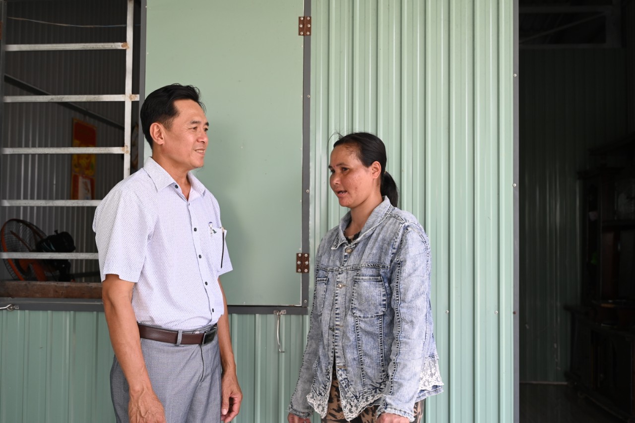 Đồng chí Trương Hữu Phúc - Bí thư Chi Bộ, Trưởng Ban Lãnh đạo khu phố Tri Tôn, thị trấn Hòn Đất đến thăm hỏi, động viên gia đình chị Thị Phượng.