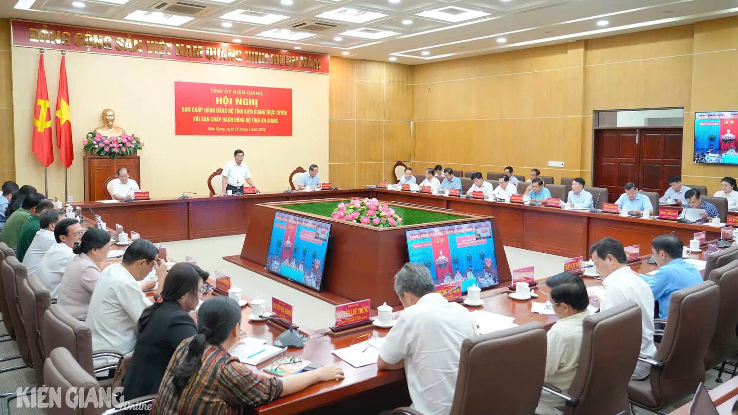 Ban Chấp hành Đảng bộ tỉnh Kiên Giang và Ban Chấp hành Đảng bộ tỉnh An Giang tổ chức hội nghị trực tuyến để trao đổi về đề án hợp nhất tỉnh An Giang và tỉnh Kiên Giang. Ảnh: Báo Kiên Giang