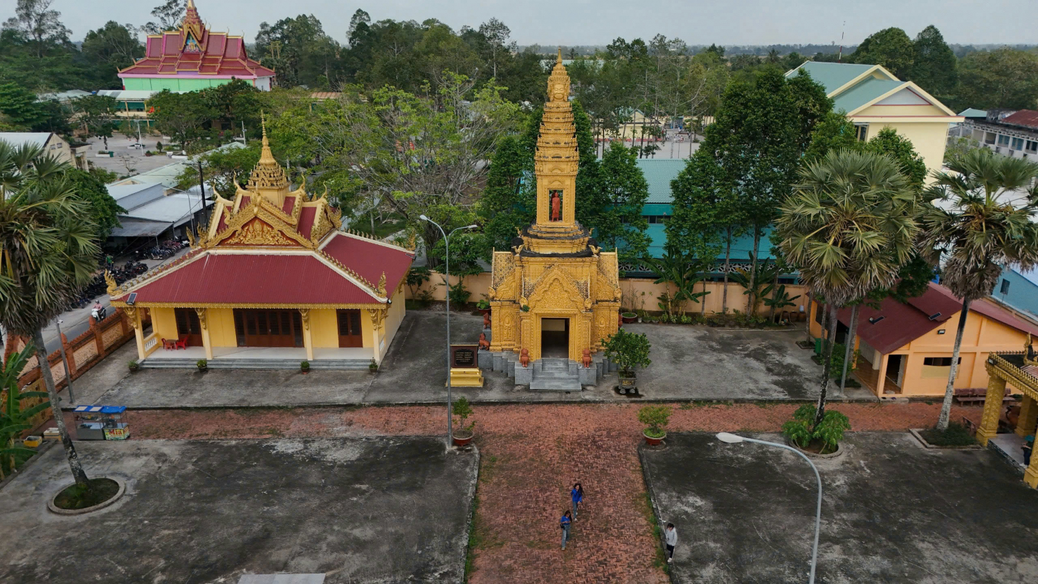 Tháp 4 sư tại Thị trấn Minh Lương, huyện Châu Thành, tỉnh Kiên Giang.
