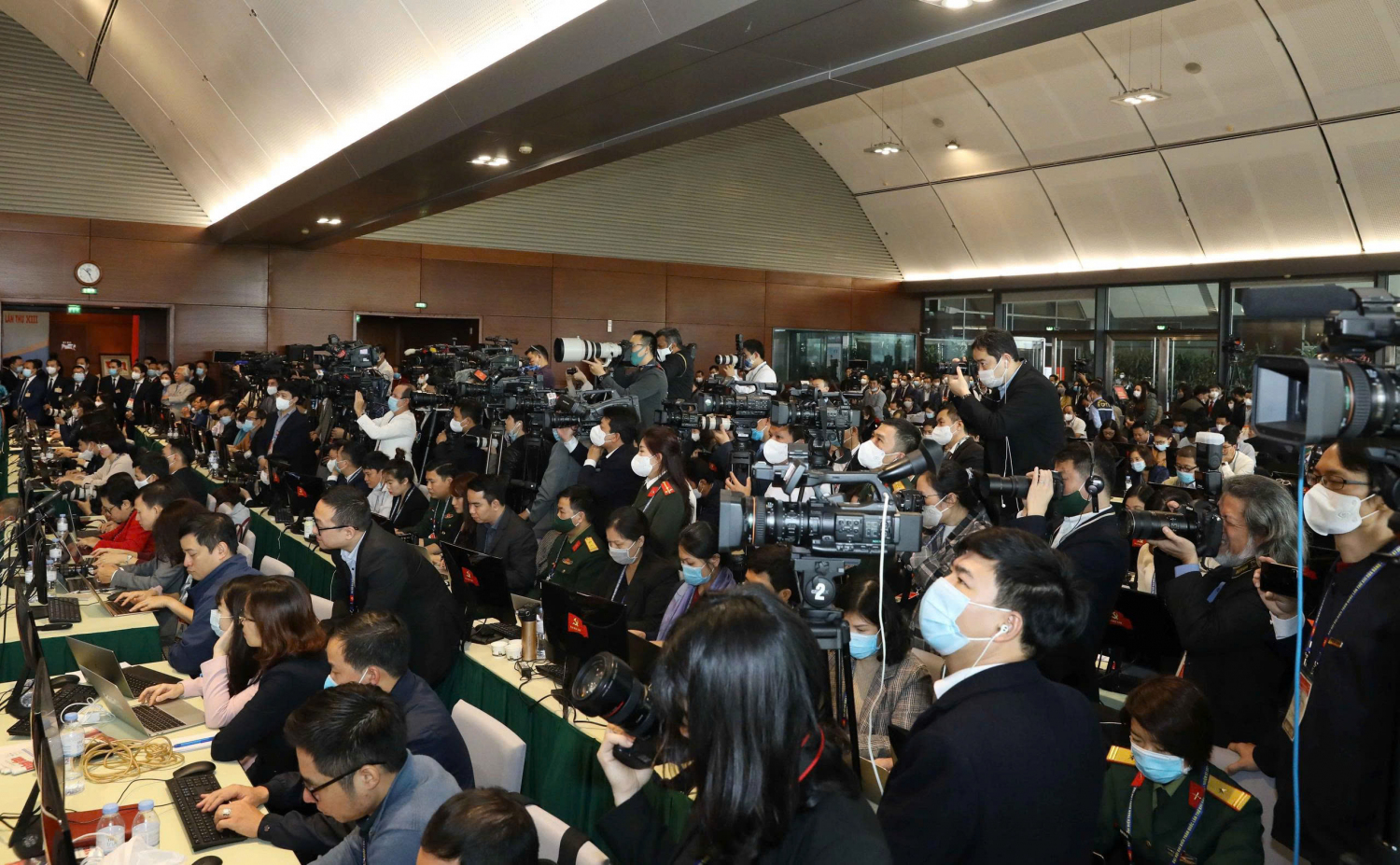 Các nhà báo trong và ngoài nước đang tác nghiệp tại Đại hội XIII của Đảng. Ảnh: TTXVN