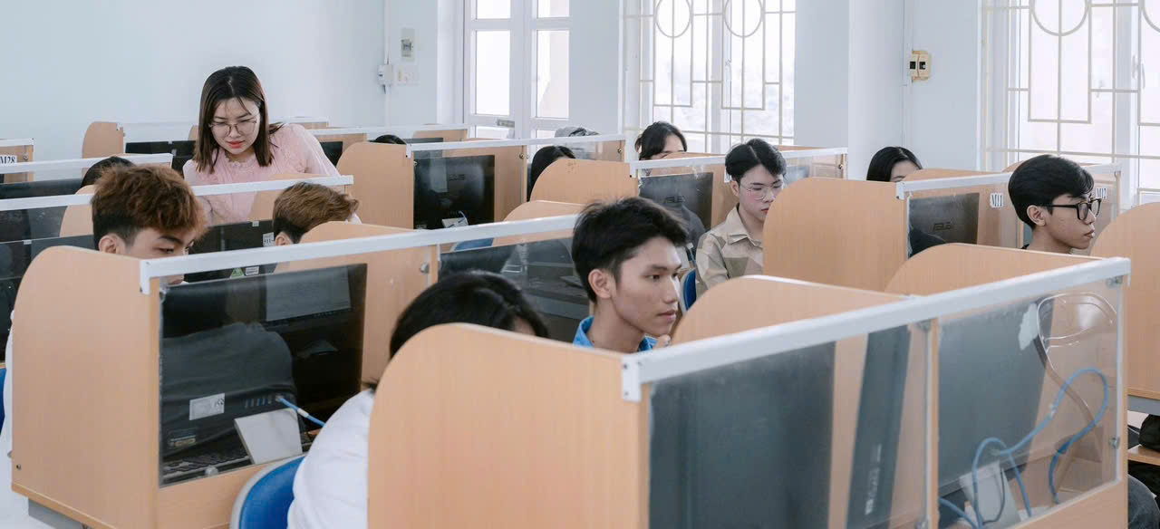 Giảng viên Trường Đại học Kiên Giang hướng dẫn sinh viên phần lập trình căn bản