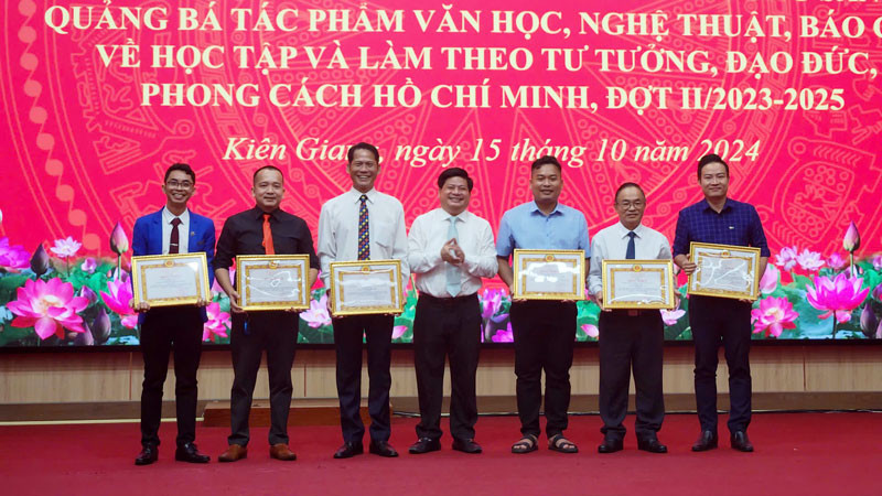 Trưởng Ban Tuyên giáo Tỉnh ủy Kiên Giang, Tống Phước Trường trao giải Nhất Giải thưởng sáng tác, quảng bá tác phẩm văn học, nghệ thuật, báo chí về chủ đề “Học tập và làm theo tư tưởng, đạo đức, phong cách Hồ chí Minh”. Ảnh: Báo Nhân dân