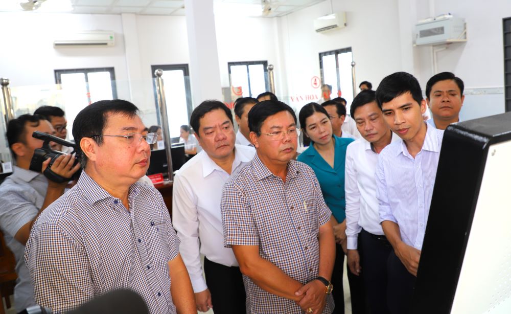 Bí thư Tỉnh ủy Nguyễn Tiến Hải (Áo sọc thứ 2, từ trái qua) đến khảo sát vận hành thử nghiệm chính quyền xã Thạnh Lộc, tại Trung tâm Phục vụ hành chính công. Ảnh: Trang TTĐT Văn phòng UBND tỉnh Kiên Giang.