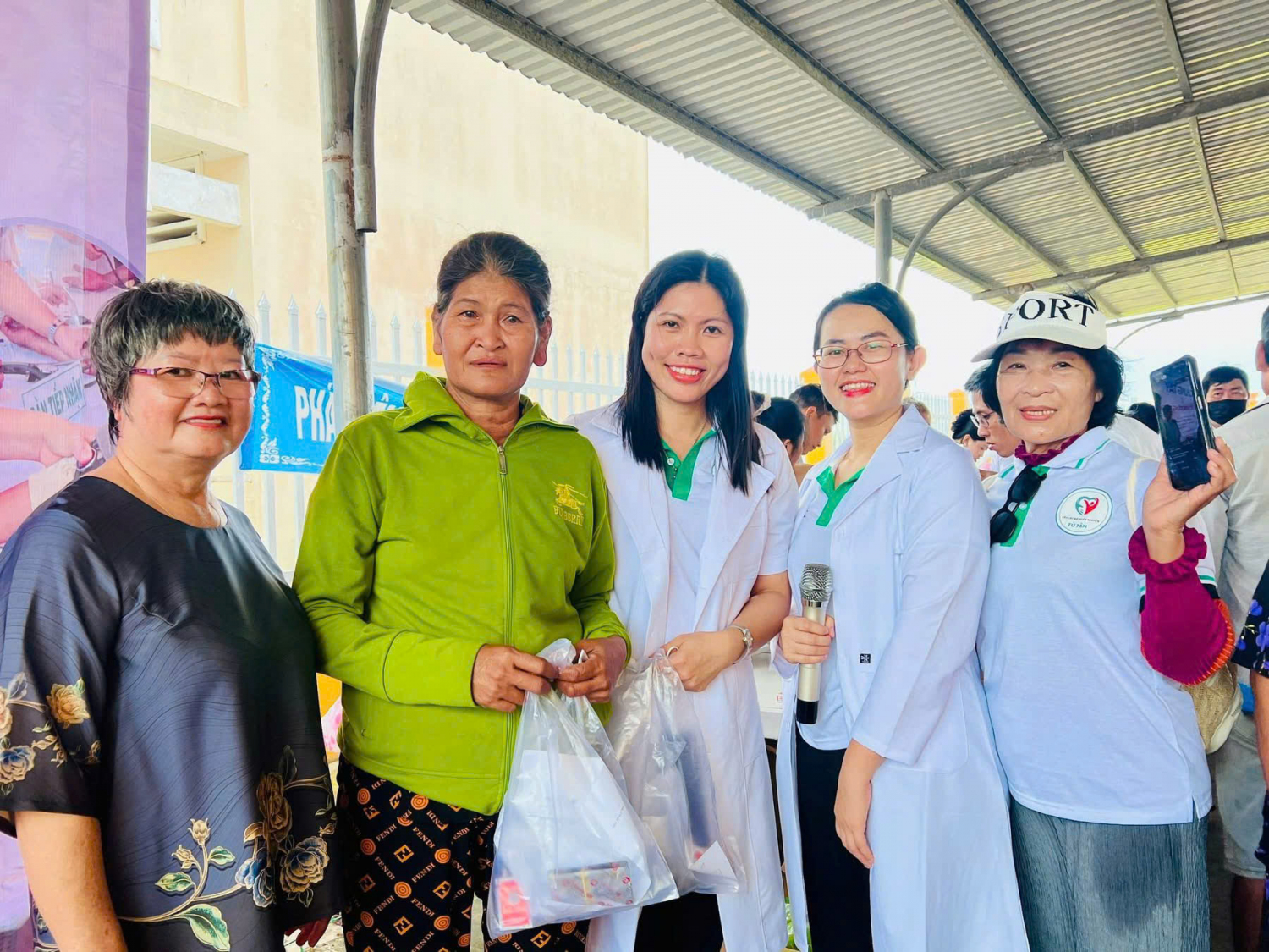 Bà Lê Thuỳ Mỹ (người thứ nhất từ trái qua) cùng các y bác sĩ, nhân viên y tế, mạnh thường quân Câu lạc bộ Từ Tâm hỗ trợ khám chữa bệnh, phát thuốc miễn phí, tặng quà cho người dân có hoàn cảnh khó khăn trên địa bàn xã Thạnh Trị, huyện Tân Hiệp.