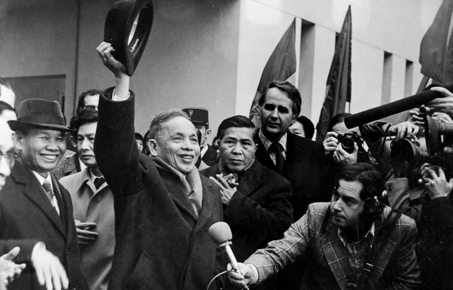 Đồng chí Nguyễn Duy Trinh (thứ 3 từ bên trái sang) sau Hội nghị Hiệp định Pa-ri về chấm dứt chiến tranh, lập lại hòa bình ở Việt Nam. Ảnh: Tư liệu