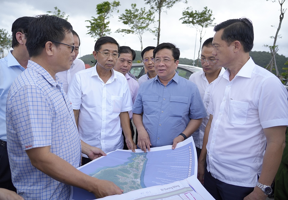 Đồng chí Hồ Văn Mừng, Ủy viên dự khuyết Trung ương Đảng, Phó Bí thư Tỉnh ủy, Chủ tịch Ủy ban nhân dân tỉnh An Giang (thứ 3 từ trái sang), khảo sát, kiểm tra tình hình triển khai các công việc phục vụ Hội nghị Cấp cao APEC 2027.