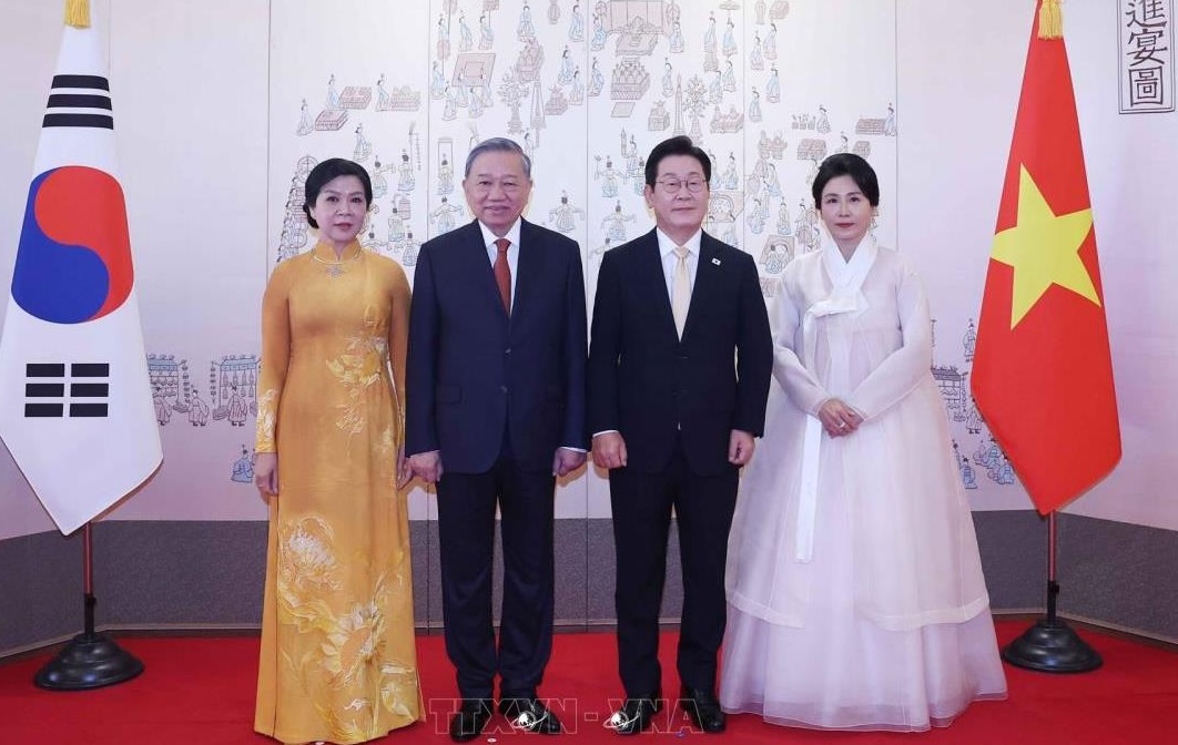 Tổng thống Hàn Quốc Lee Jae Myung và Phu nhân cùng Tổng Bí thư Tô Lâm và Phu nhân chụp ảnh chung, ngày 11/8/2025. Ảnh: TTXVN